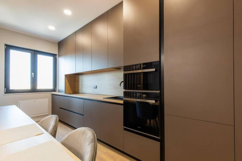 Elegant 2 Bedroom Retreat บูคาเรสต์ ภายนอก รูปภาพ